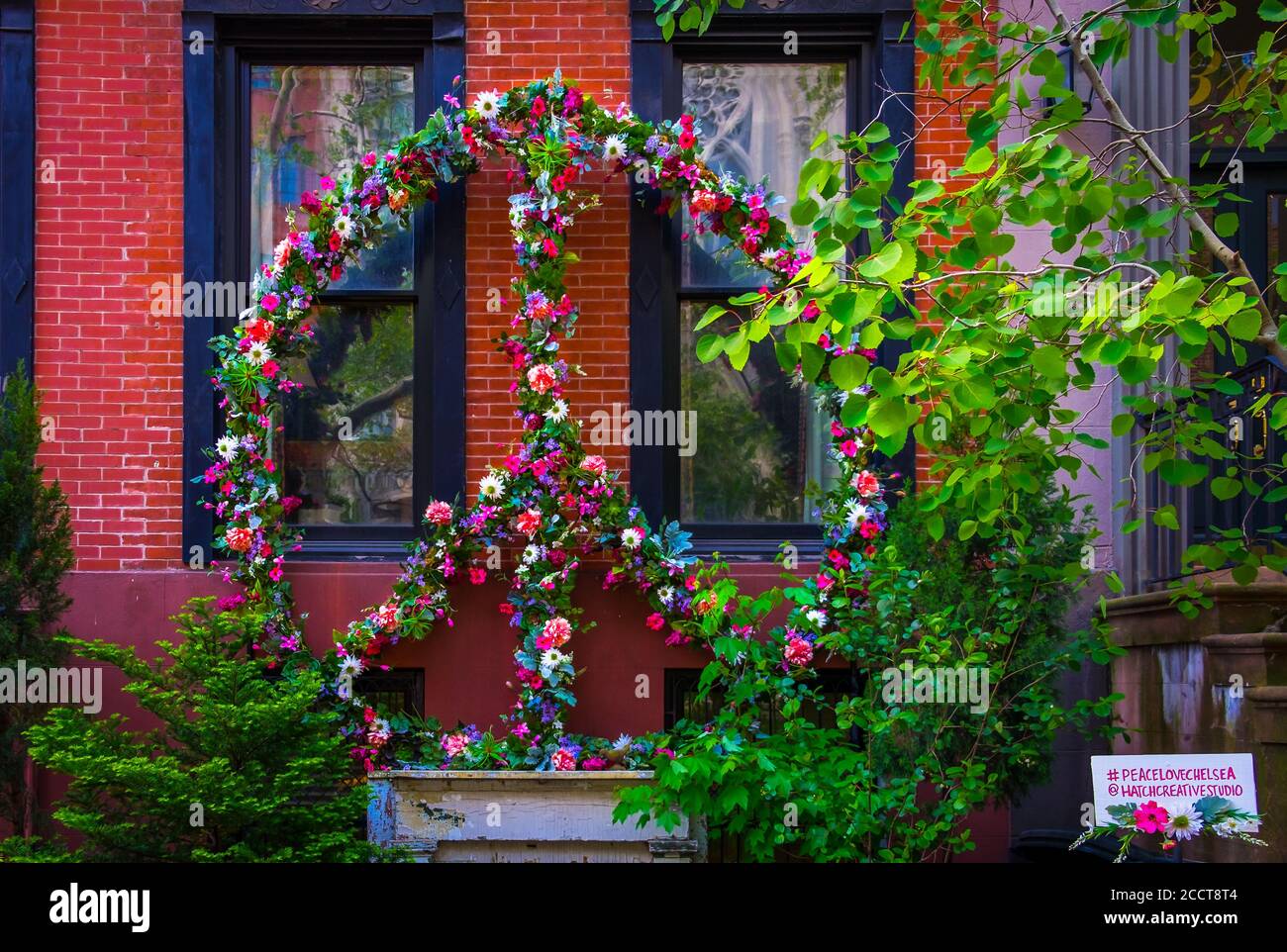 New York City, USA, Mai 2019, `Love and Peace` Zeichen aus Blume von Hatch Creative Studio ein Event- und Blumendesign-Unternehmen in Chelsea Stockfoto